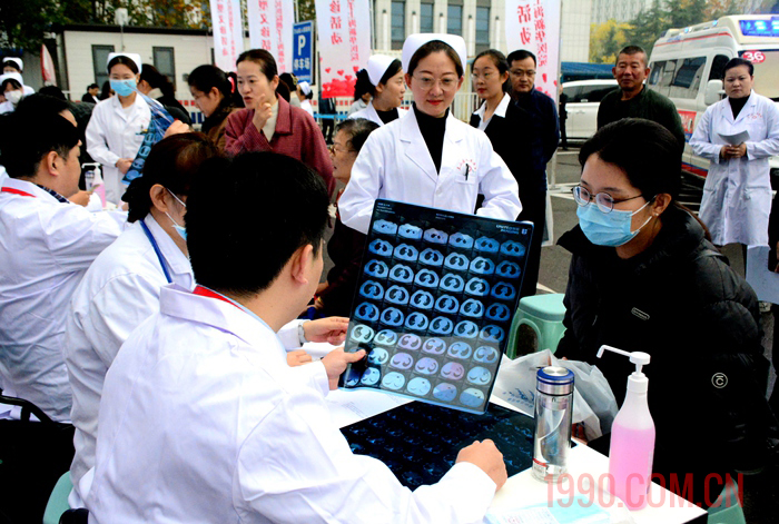 兰山区人民医院携手上海新华医院举行大型义诊活动 第 2 张 兰山区人民医院携手上海新华医院举行大型义诊活动 第 2 张