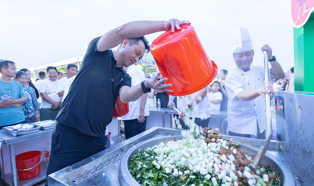 烟火升腾点燃千年古县盛夏——“沂水2025青岛啤酒美食节”盛大开幕 第 3 张