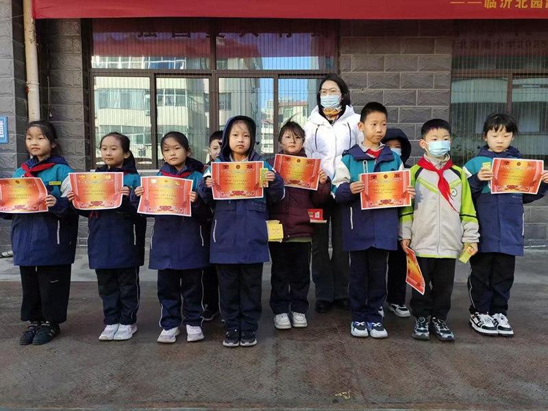 北园路小学东岳校区升旗礼 快板声里的少年劲儿 第 2 张 北园路小学东岳校区升旗礼 快板声里的少年劲儿 第 2 张