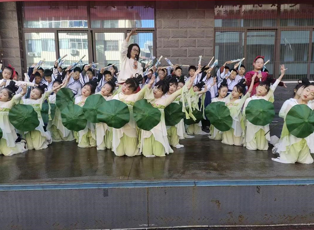 红册童声映晨光 雅韵新风满校园—临沂北园路小学第11周升旗仪式 第 4 张 红册童声映晨光 雅韵新风满校园—临沂北园路小学第11周升旗仪式 第 4 张