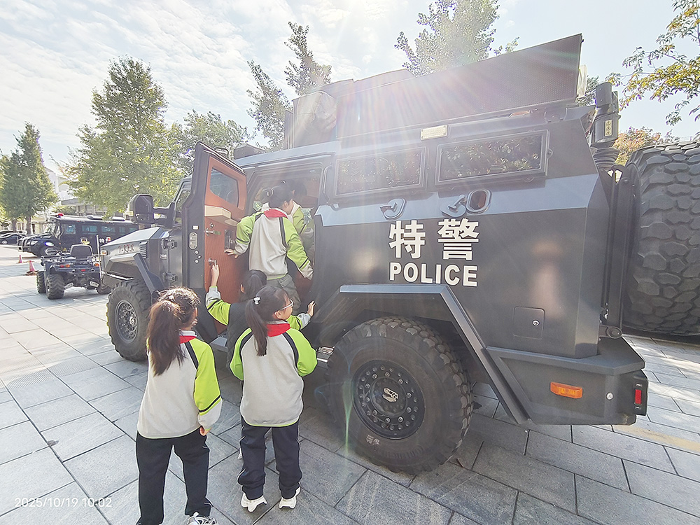 红色基因赓续传承 强军梦想扎根童心 第 3 张