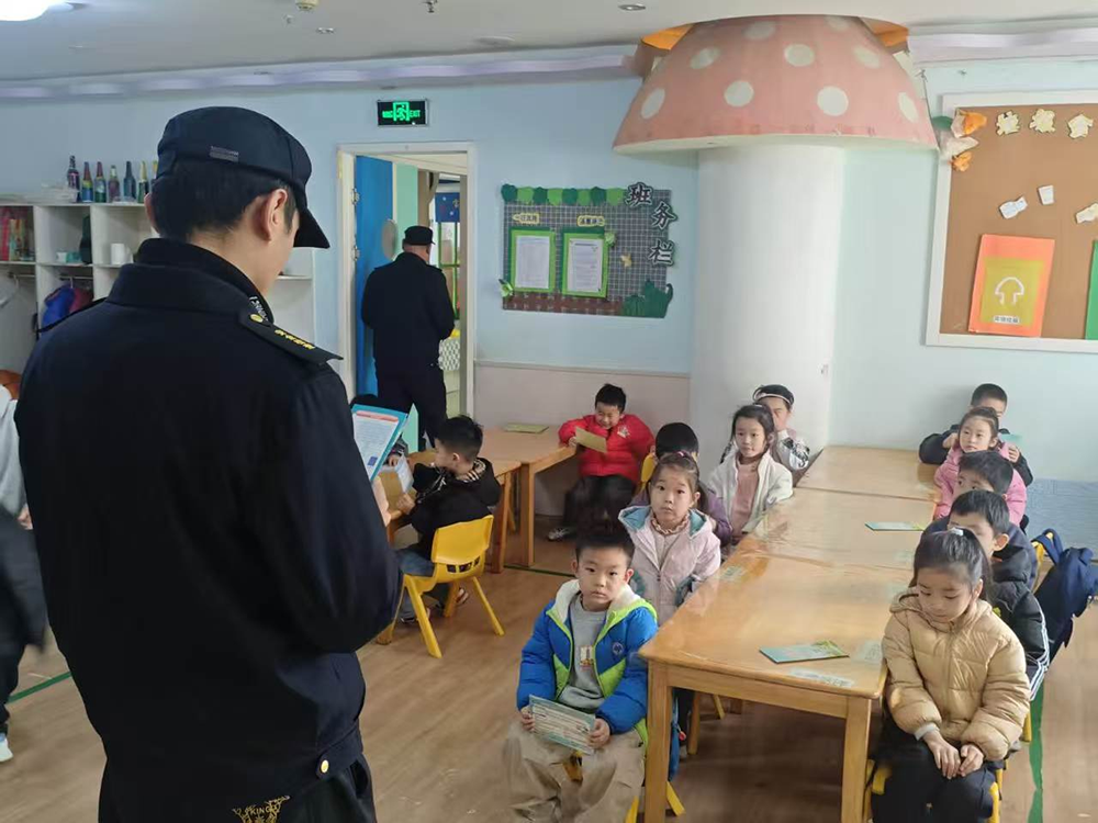 普法宣传进校园 安全知识润童心——后十社区走进幼儿园开展安全宣传教育活动 第 2 张