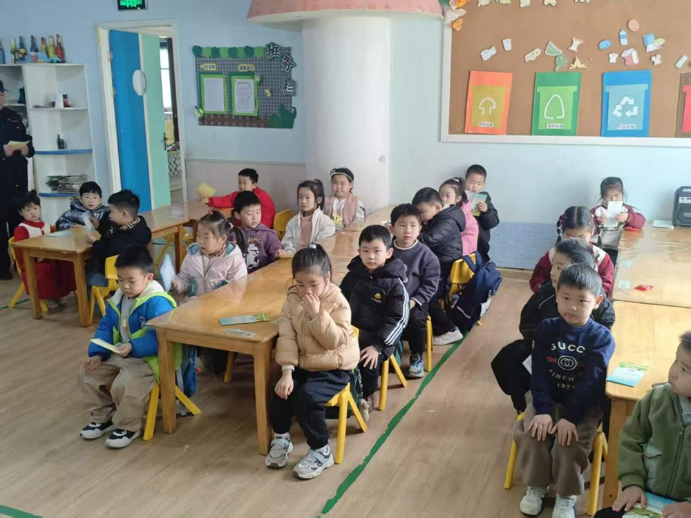 普法宣传进校园 安全知识润童心——后十社区走进幼儿园开展安全宣传教育活动 第 3 张