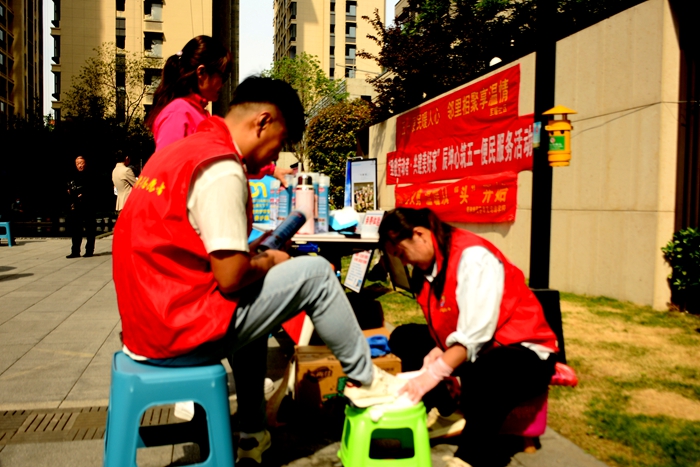 致敬劳动者 共建文明家!辰坤心筑便民集市烟火气暖人心 第 2 张 致敬劳动者 共建文明家!辰坤心筑便民集市烟火气暖人心 第 2 张